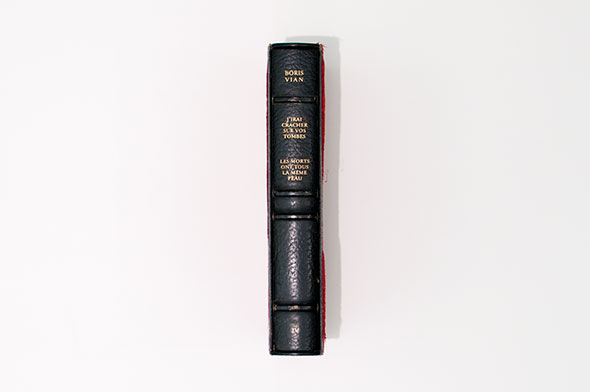 Black book spine of "J'irai cracher sur vos tombes".